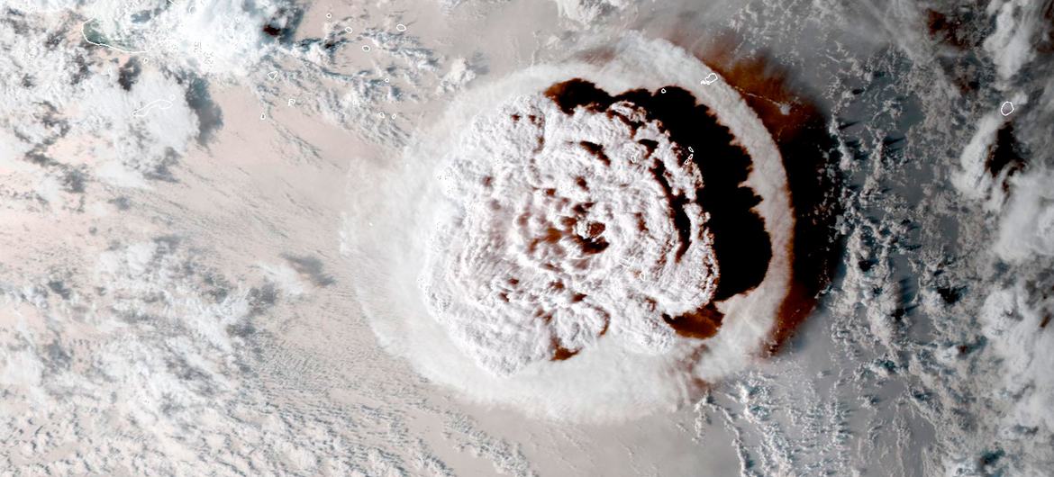 南太平洋岛国汤加海底火山喷发并引发海啸当地受灾严重