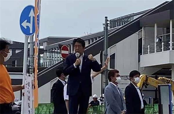 时要新闻： 日本前首相安倍晋三街头演讲中枪击